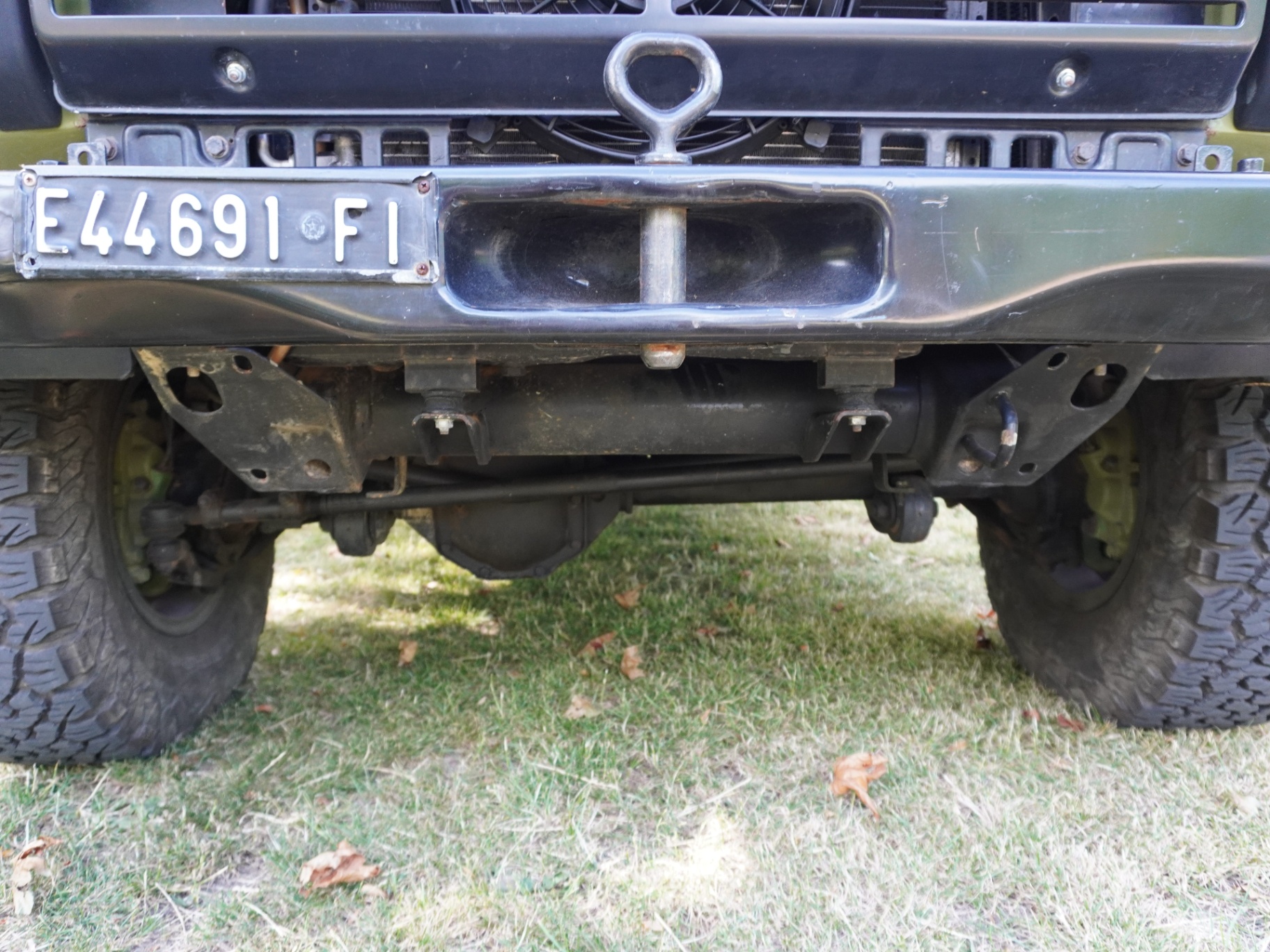 Front tow eye, Italian plate 'E44691 FI', solid axle detail