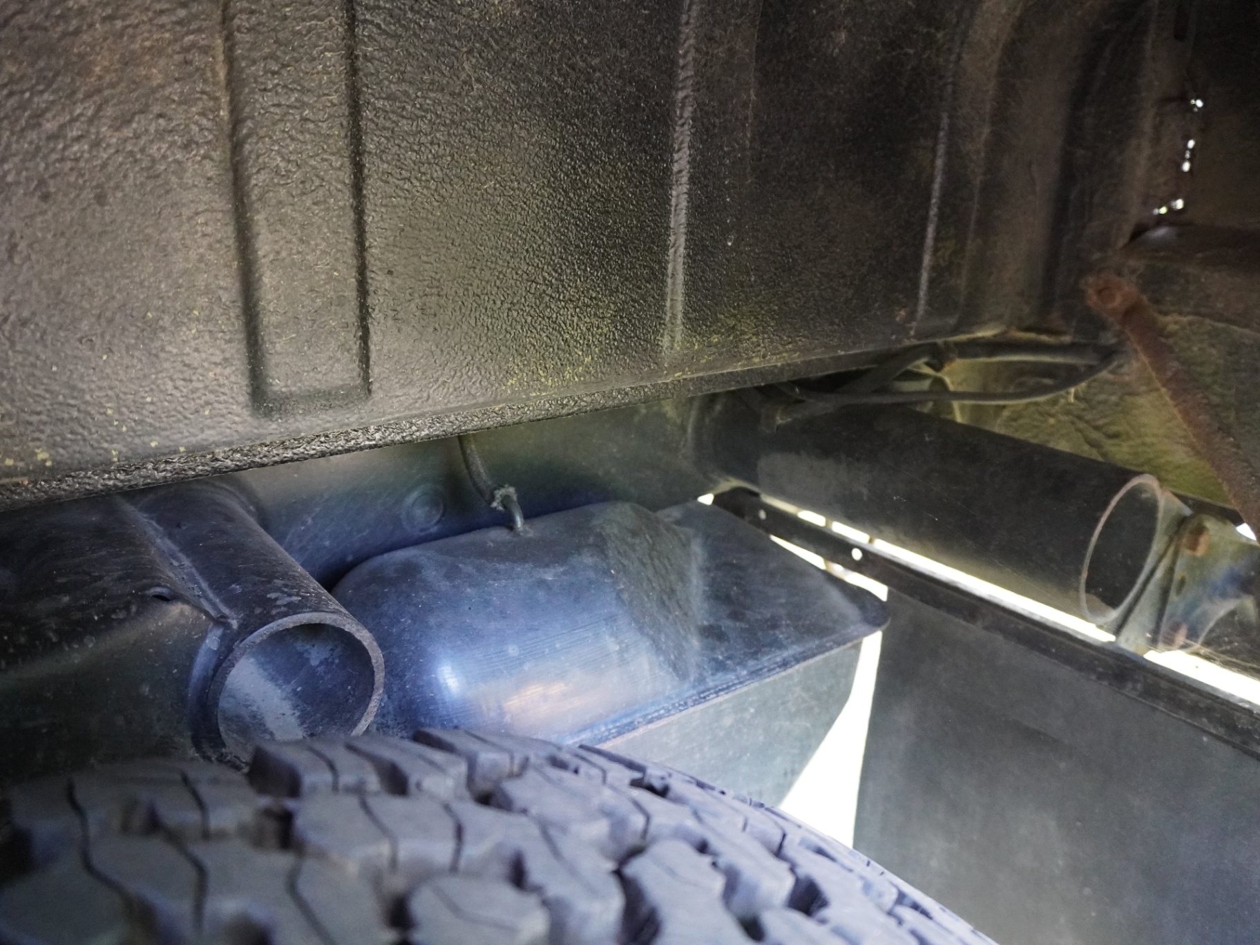 Underbody - fuel tank, driveshaft and chassis rail